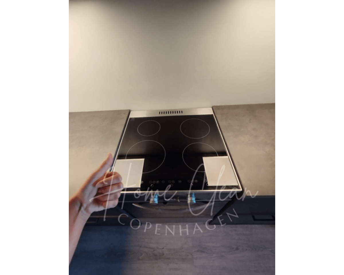 Clean and polished stove after a professional deep cleaning service by Home Clean CPH in Copenhagen, ensuring a spotless kitchen."

Copia y pega estos datos en los campos correspondientes. ¡Avísame si necesitas más ayuda! 